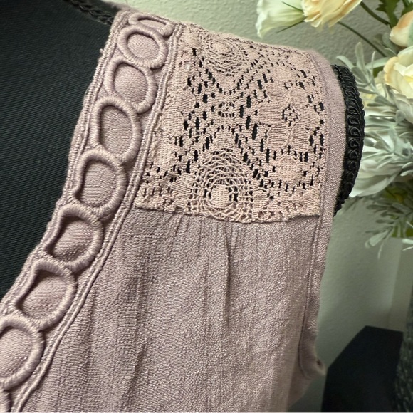 Parallel Skies Mauve Lace Trim Sleeveless Boho Top L — Textured Detail - Picture 2 of 7